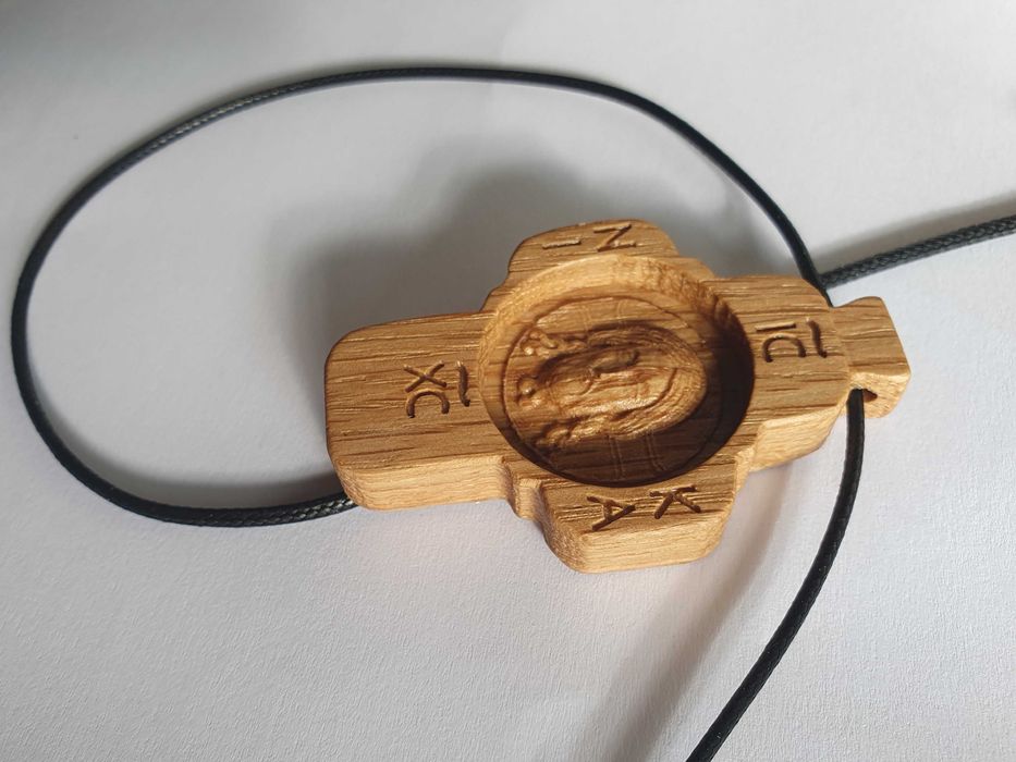 Cruci pectorale sculptate lemn stejar Chipul Mântuitorului Aprox 6x4cm