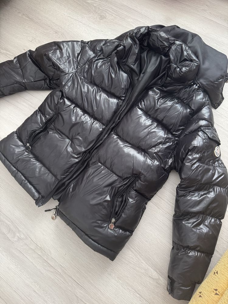 Moncler яке L размер с NFC