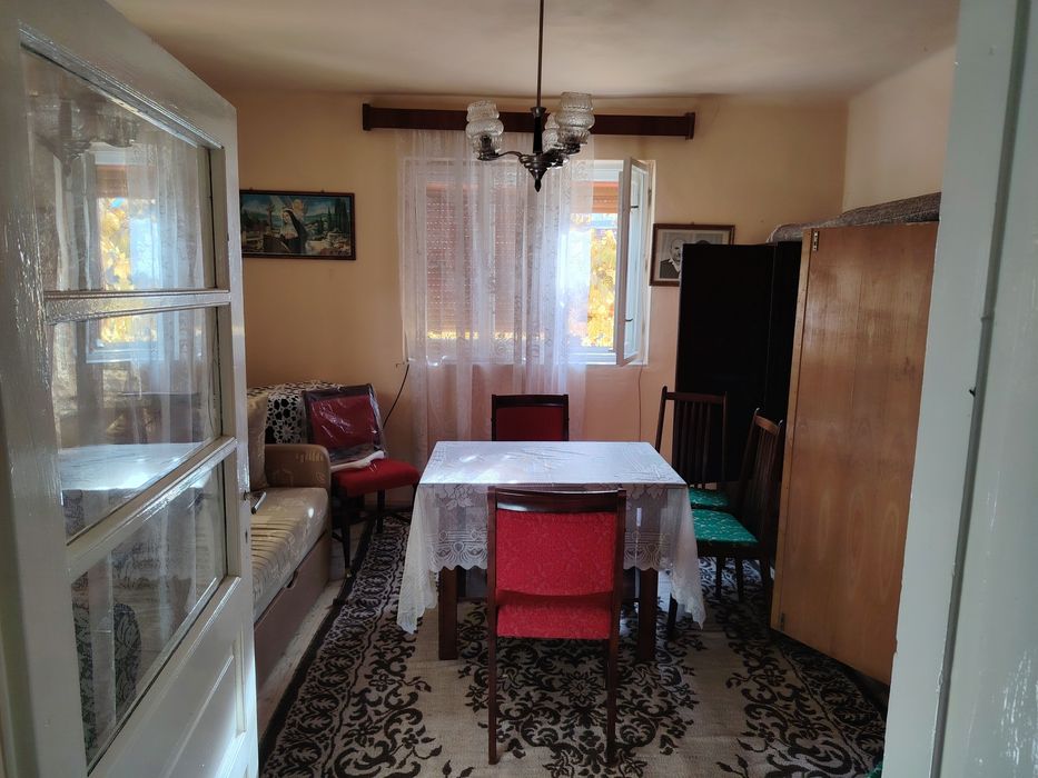 Casa locuibila, cu două corpuri, utilități, 1200 mp teren