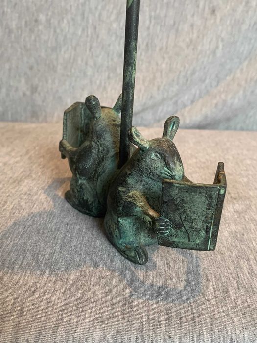 бронзов свещник, изобразяващ две мишки, които четат книги.