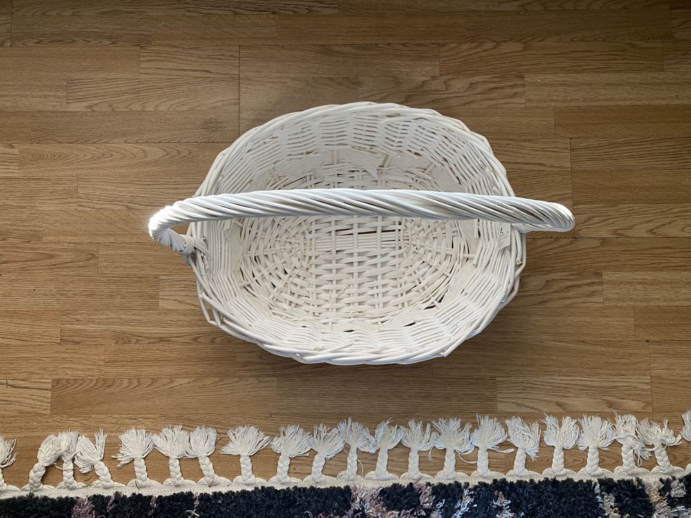 Плетена кошница бяла
