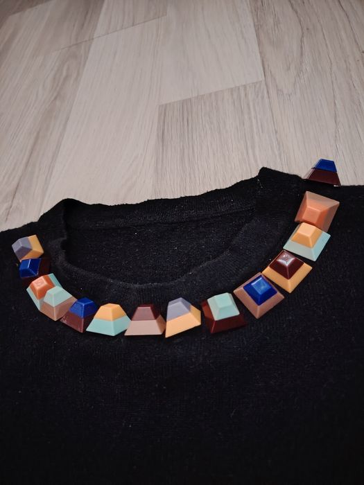 Pulover deosebit cu accesorii