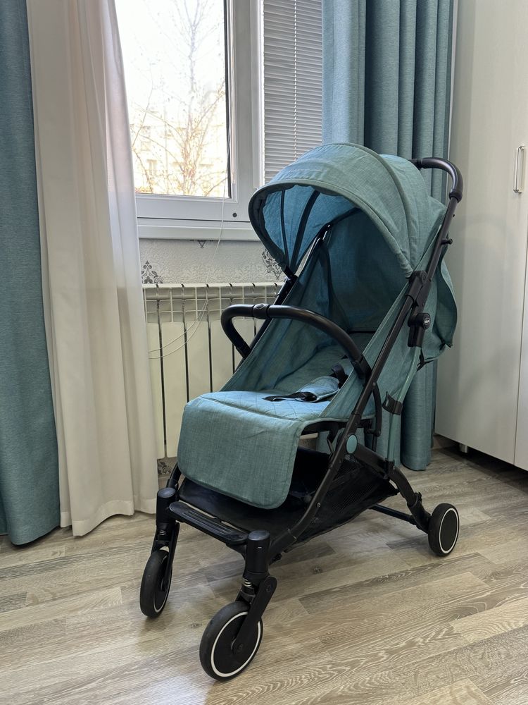 Продается легкая прогулочная коляска Chicco