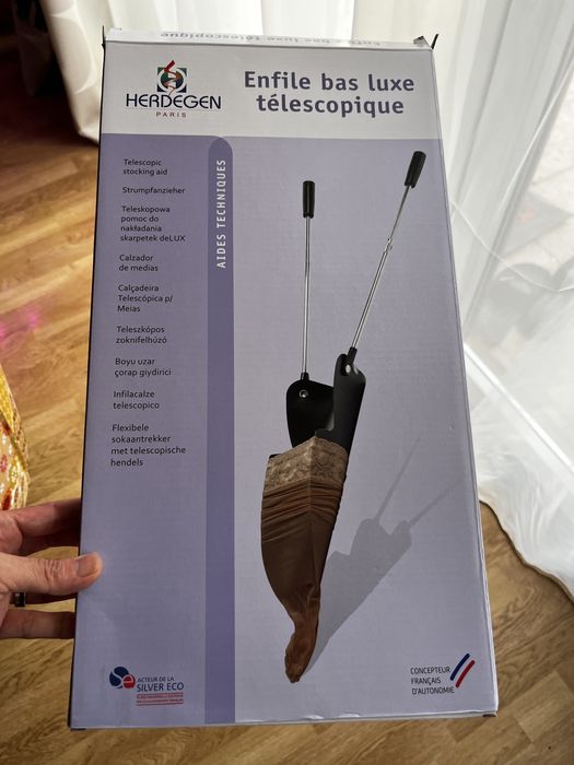 Dispozitiv de tras sosete si ciorapi cu telescop