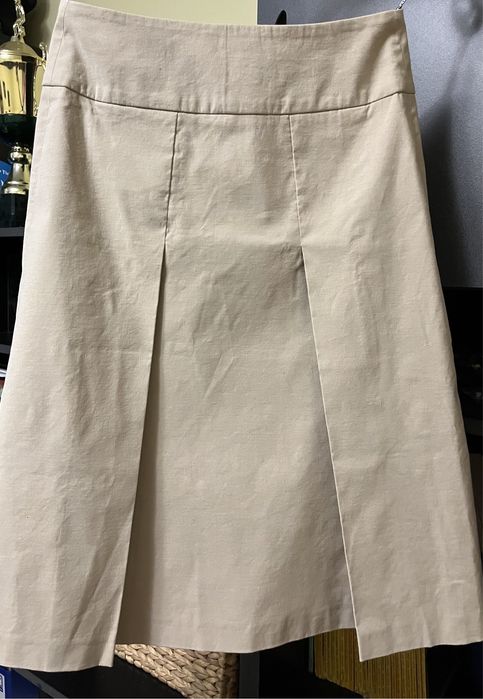 Vanzare doua fuste identice de culori diferite