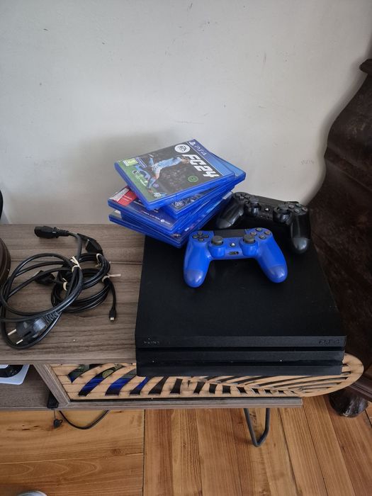 Vând consola PS4 Pro
