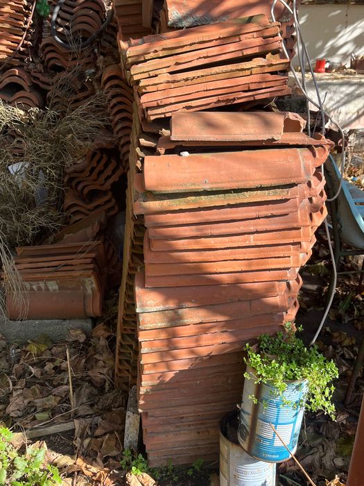 Подарявам керемиди за покрив.