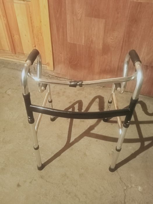 Продам инвалидную коляску костыли