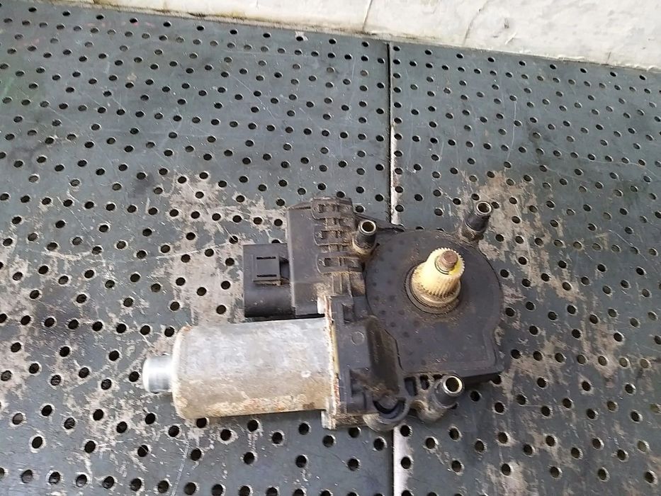 Motoras macara stanga fata audi a6 c5 4b 102855xxx