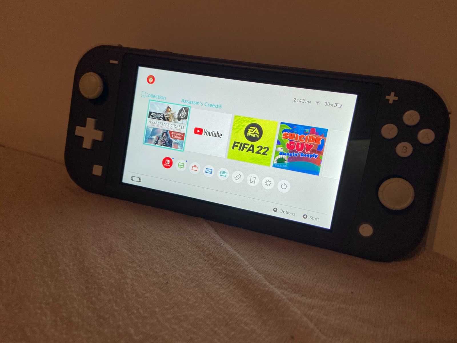 Nintendo switch lite. 20 игрии. Много малко използвано. Идва с калъф.