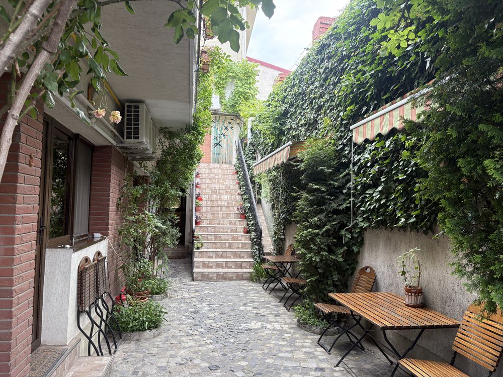Vand pensiune 250 mp cu 10 camere zona Faleza Nord Constanta