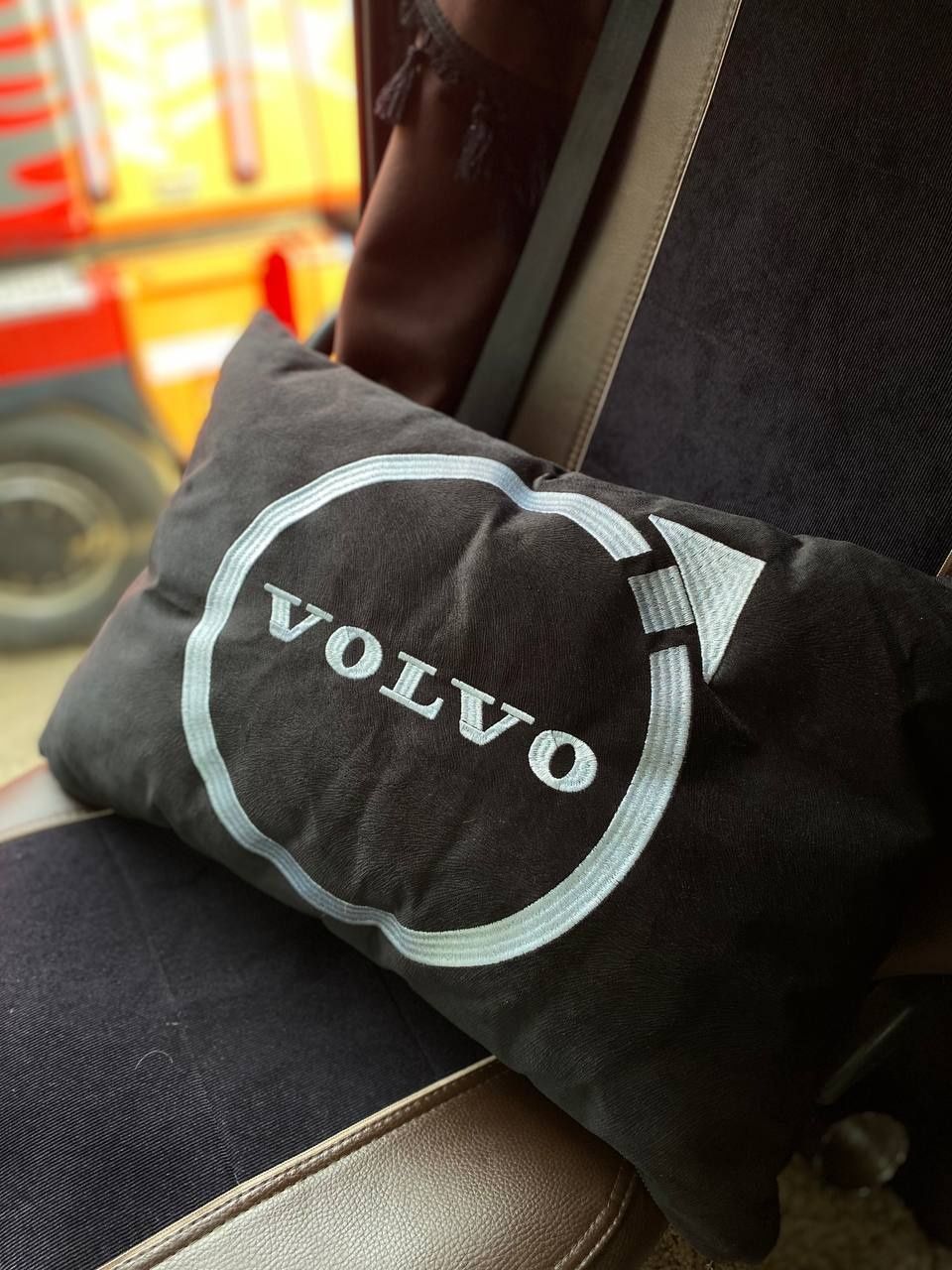 Подушка ручной работы с логотипом Volvo