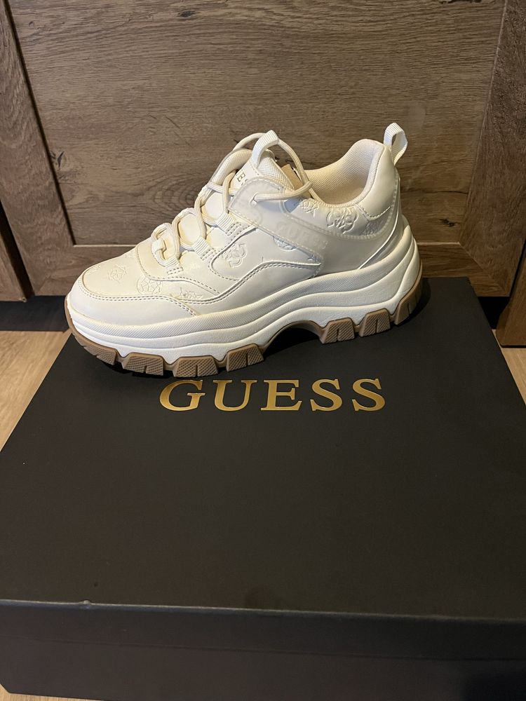 Обувки Guess