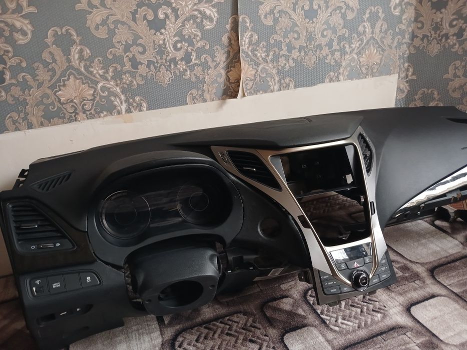 Панель на хюндай грандеур HG  2015 года