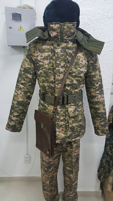 Продаётся зимняя двойка камуфляж и обувь бертсы