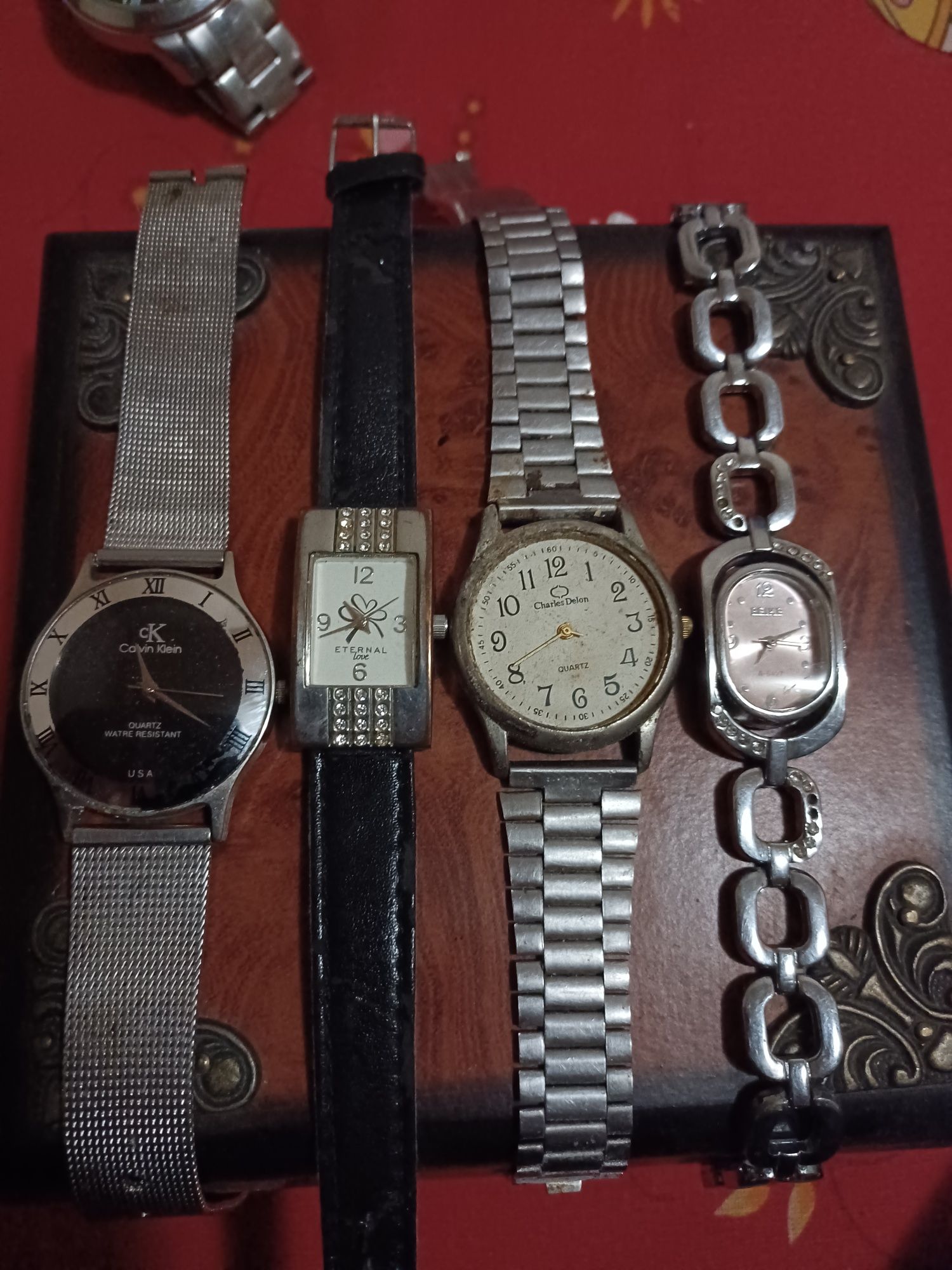 Vând ceasuri diferite modele
