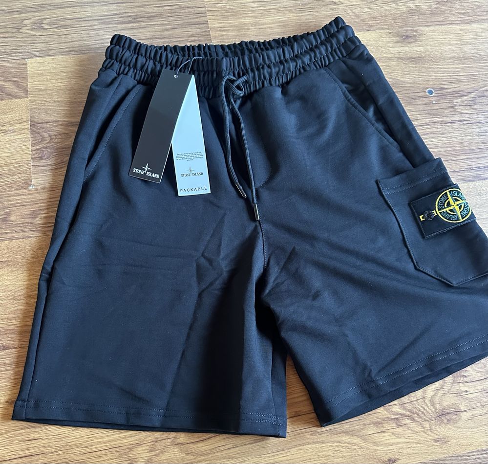 Мъжки,памучни,черни къси панталонки Stone Island с бадж на джоба