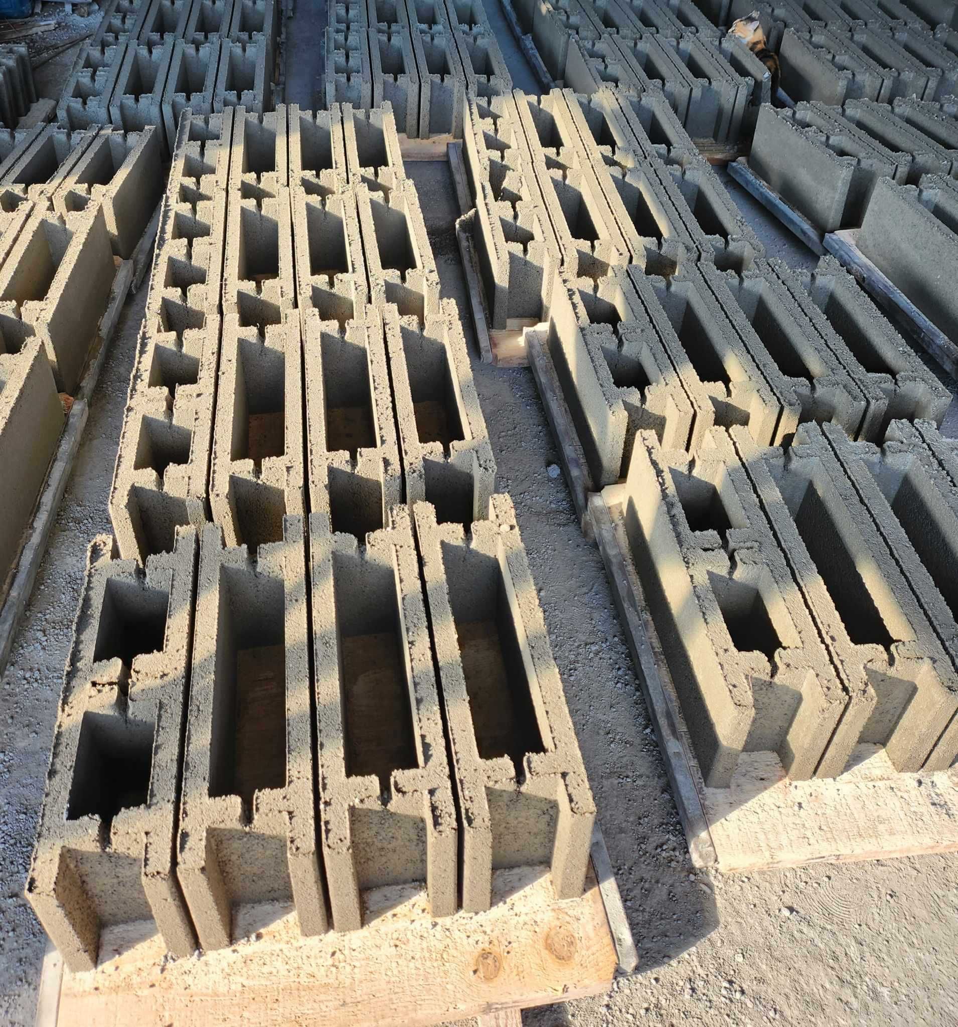 Rigole rutiere,Capace rigole rutiere,Boltari fundatie,Borduri rutiere
