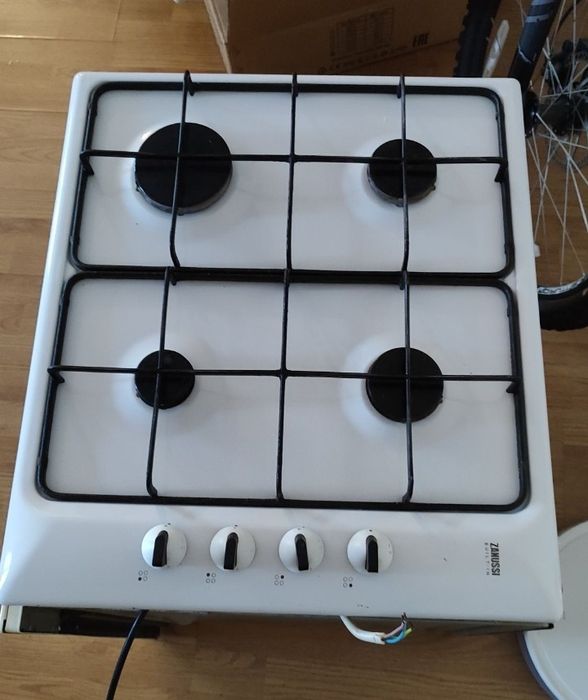 Жарочная поверхность духовой шкаф всё работает всё в хорошем состоянии