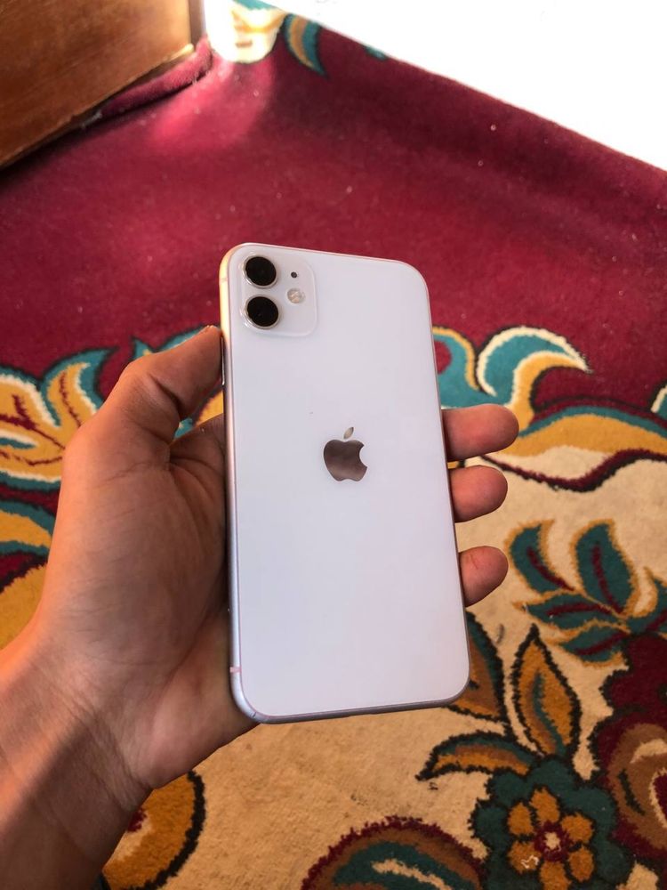 Iphone 11 oq chaqa chuqalari bor