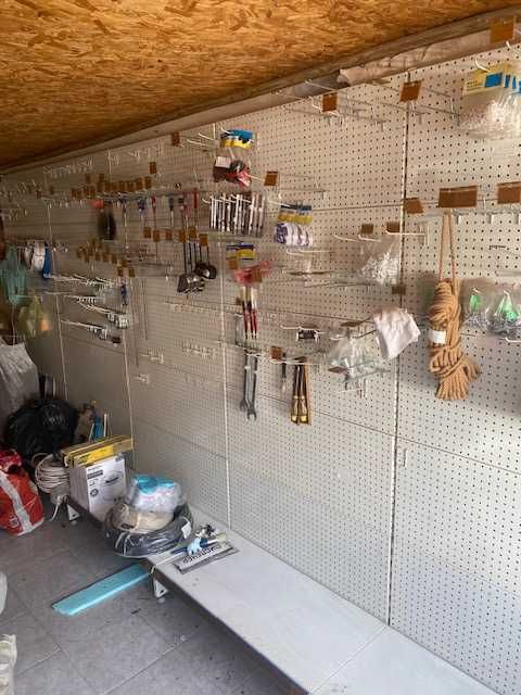 Стелажи за магазин