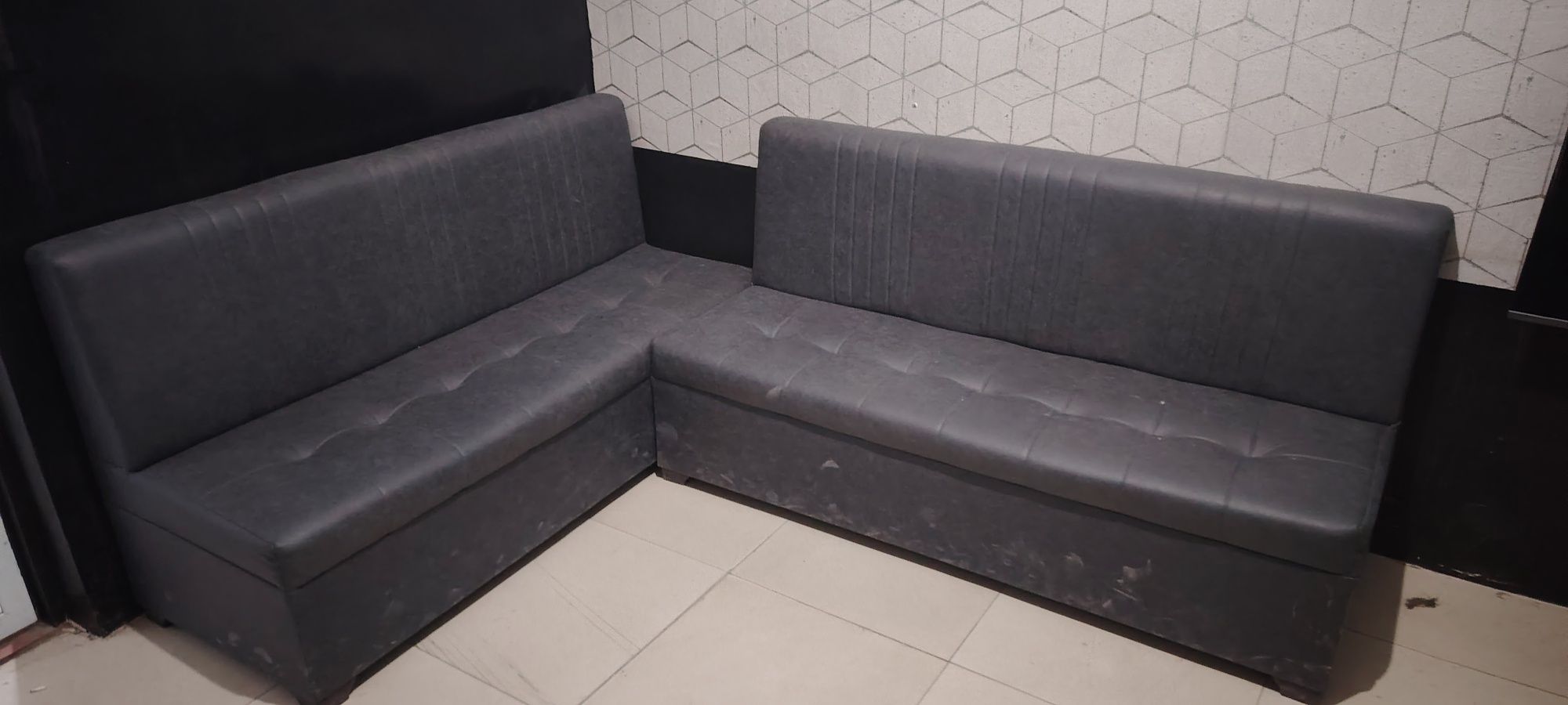 Srocna divan sotiladi