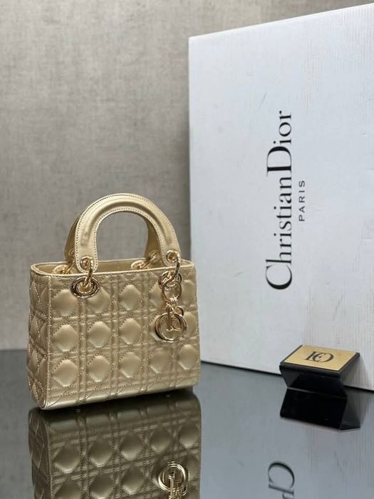 Genti dama, diverse nuanțe,dimensiune medie, accesorii metalice,sacule