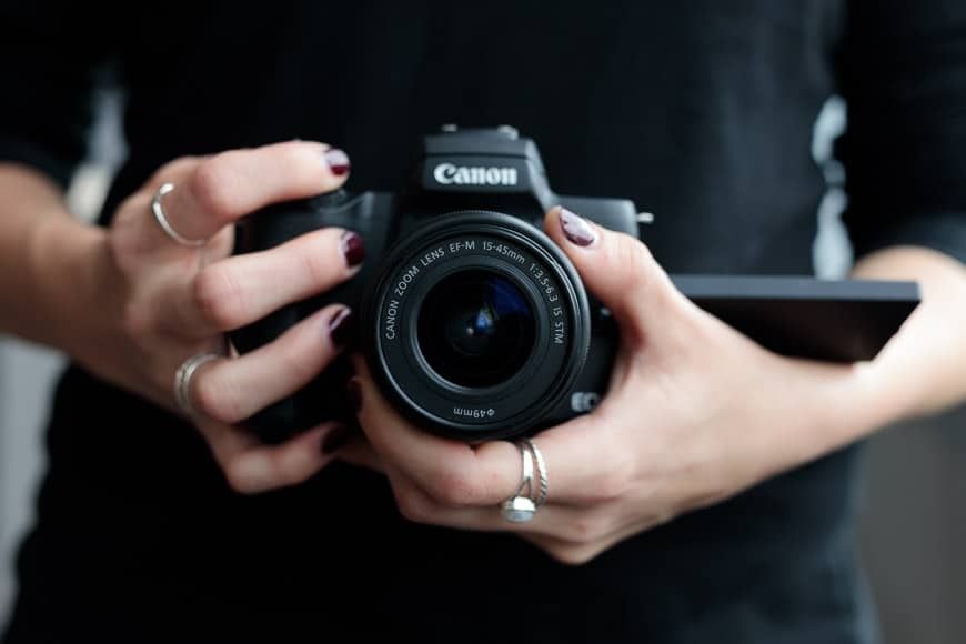 Продается фотоаппарат Canon EOS M50 объектив Canon 15-45mm STM