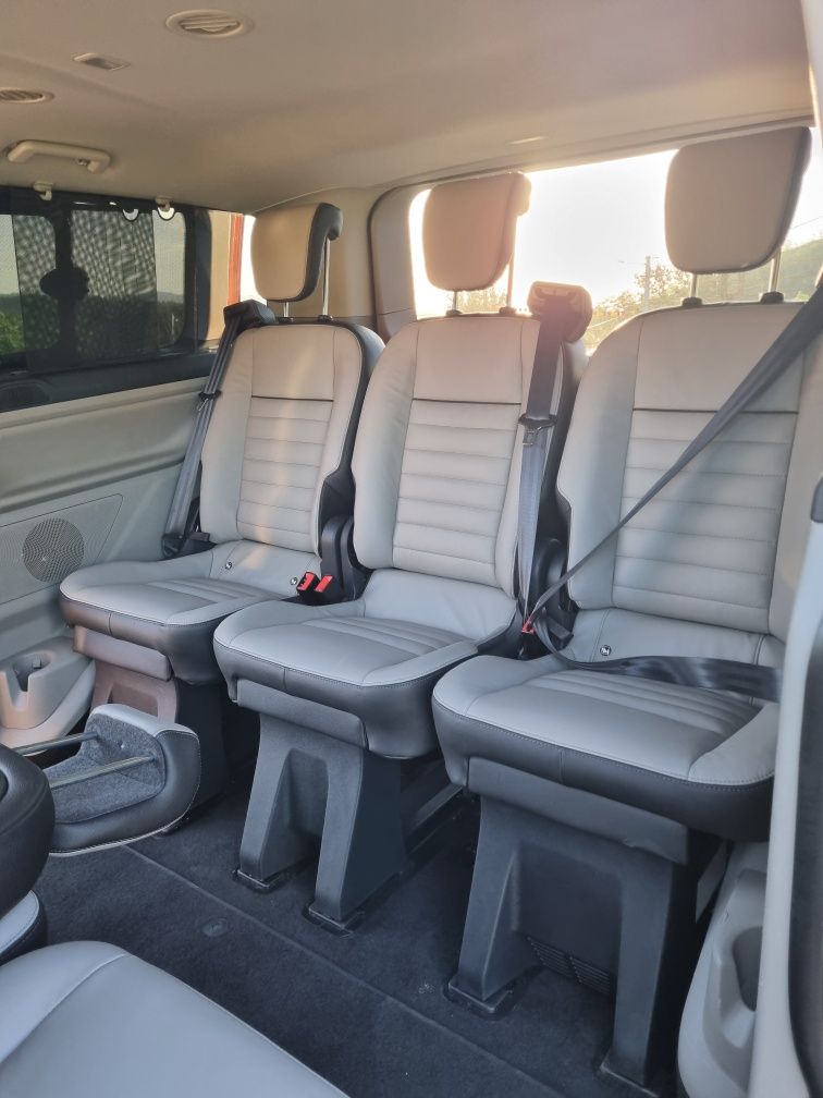 Inchiriez Ford Turneo Custom