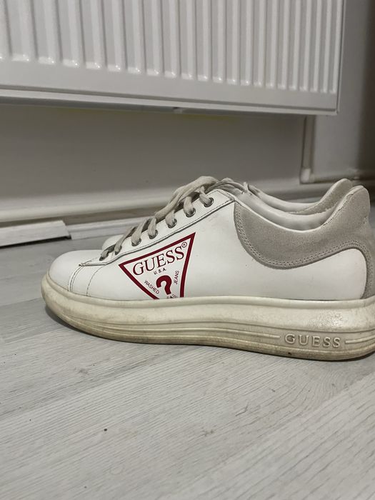 Vând papuci guess
