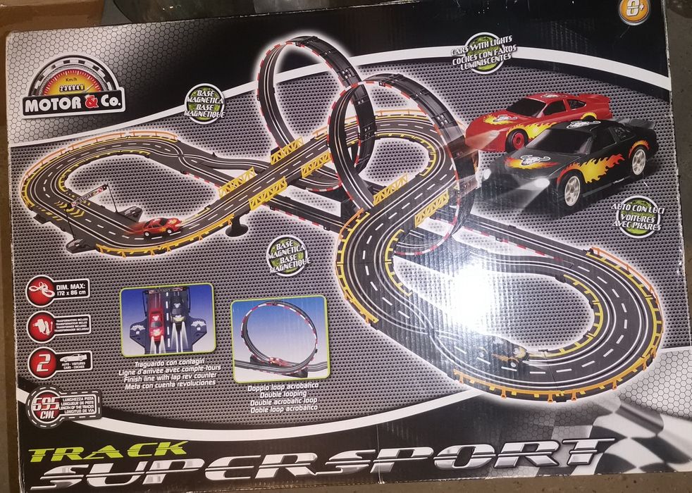 Pista cu doua masinute