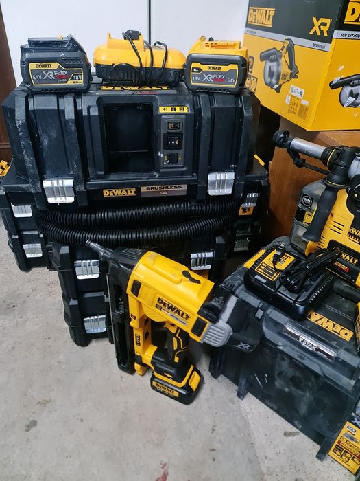 Aspirator Dewalt 54V/încărcător/acumulatori