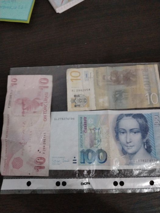 Bancnote vechi și o monedă veche