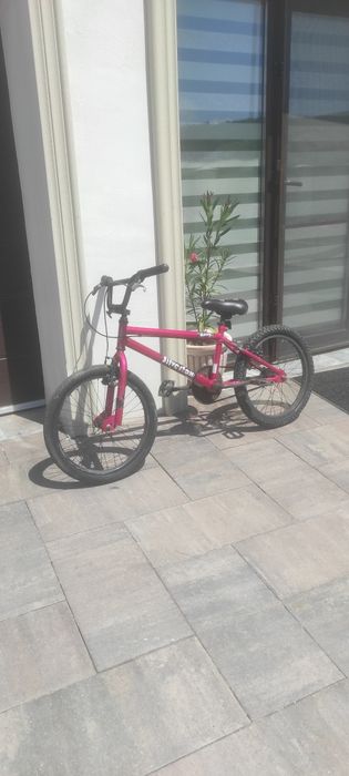 Bicicletă BMX roz în stare bună - perfectă pentru copii/adolescenți