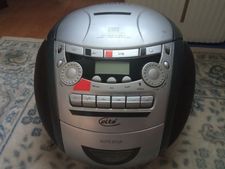 Vând Radio CD Elta player și casetofon funcțional doar pe radio