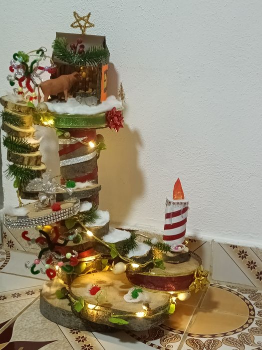 Vând ornamente de Crăciun