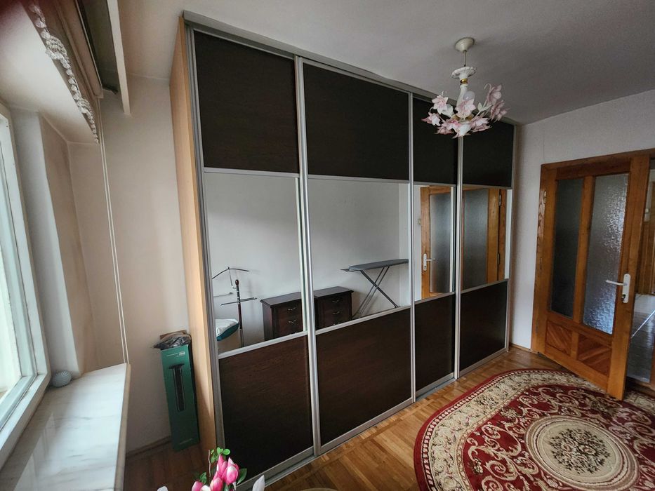 Vand dulap cu uși glisante foarte spațios si bine compartimentat