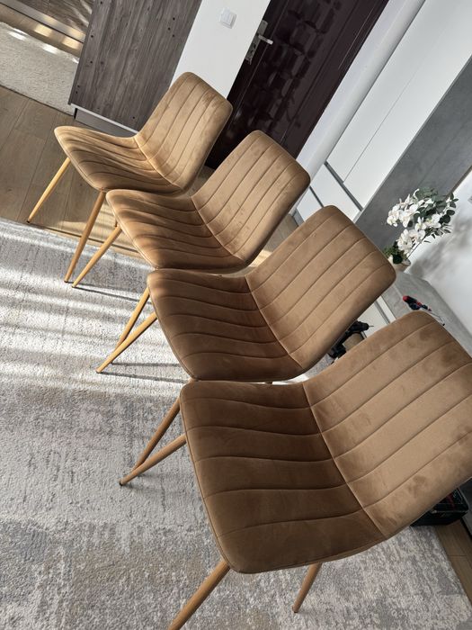 Scaune noi foarte frumoase.