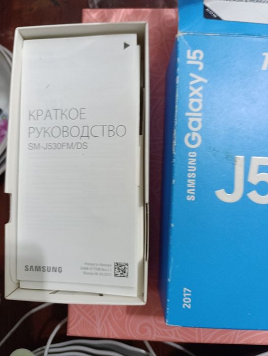 Продается телефон Самсунг ж5