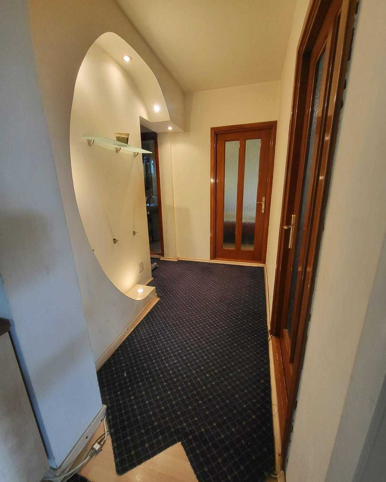 Proprietar vand apartament spatios cu 4 camere