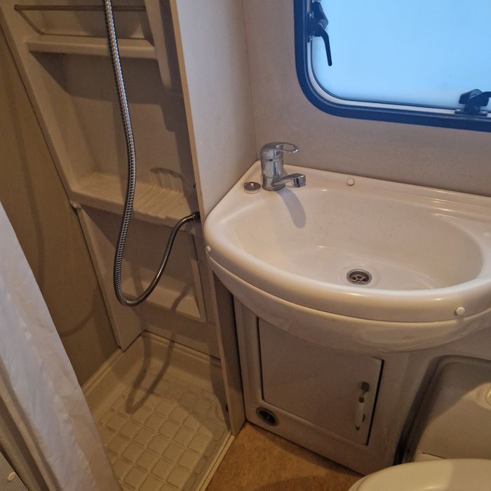 Autorulota NobelART A800, august 2008, 6 locuri in centura, 7 dormit!