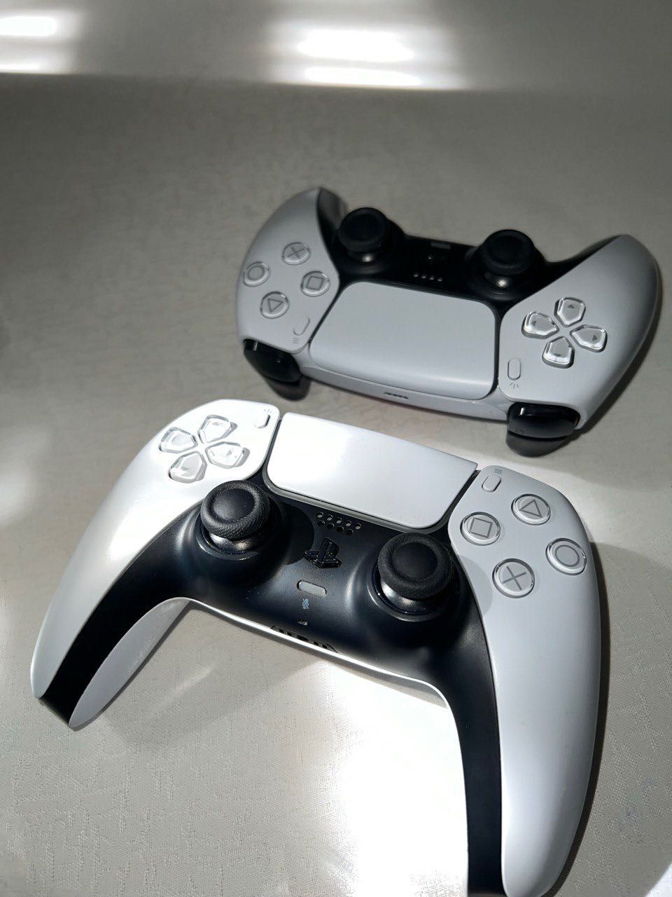 Sony Playstation 5 Digital, c двумя контроллерами