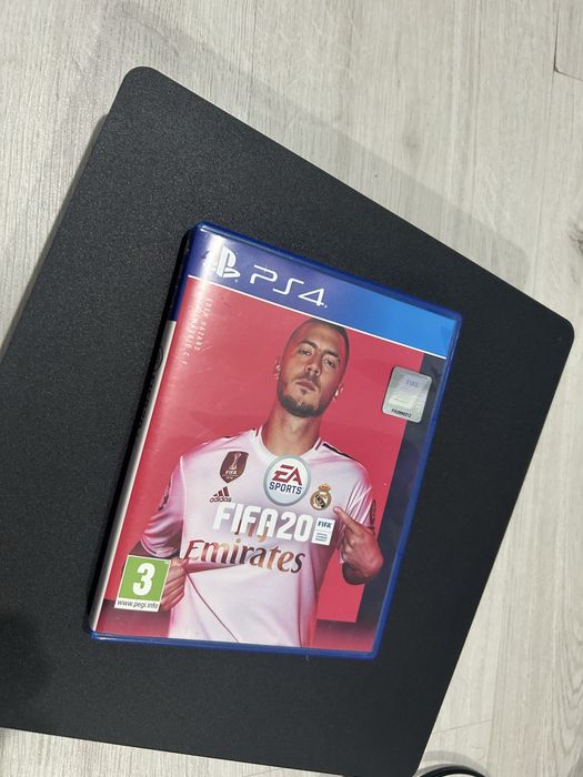 Playstation 4 slim с два джойстика в перфектно състояние!
