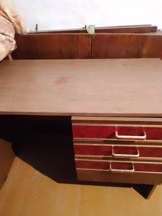 Стол стеклян;Стол полир и Тумбы по-5000тен каждое.Расч/налич.