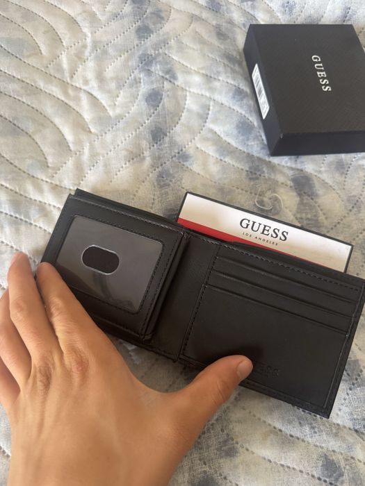 Кошелек от бренда guess