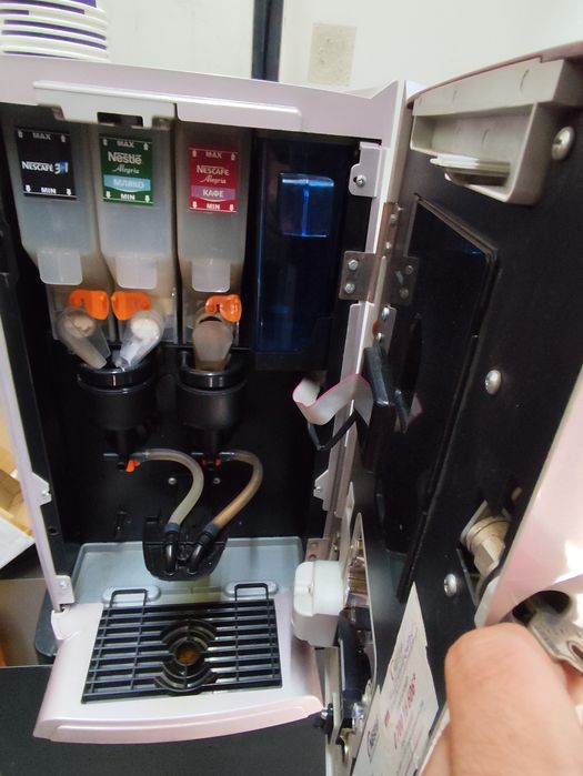 Нескафе професионална кафемашина