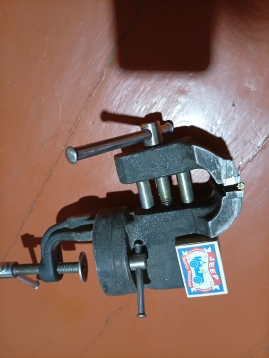 Тиски слесарные.