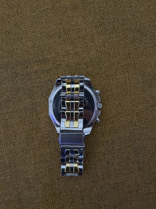 Ceas Geneva pentru cupluri.Din quartz,aur si argint. Niciodata purtat