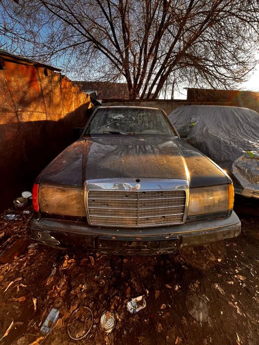 В продаже мерседес 124 2.3 механика 5 ступка 1989 года