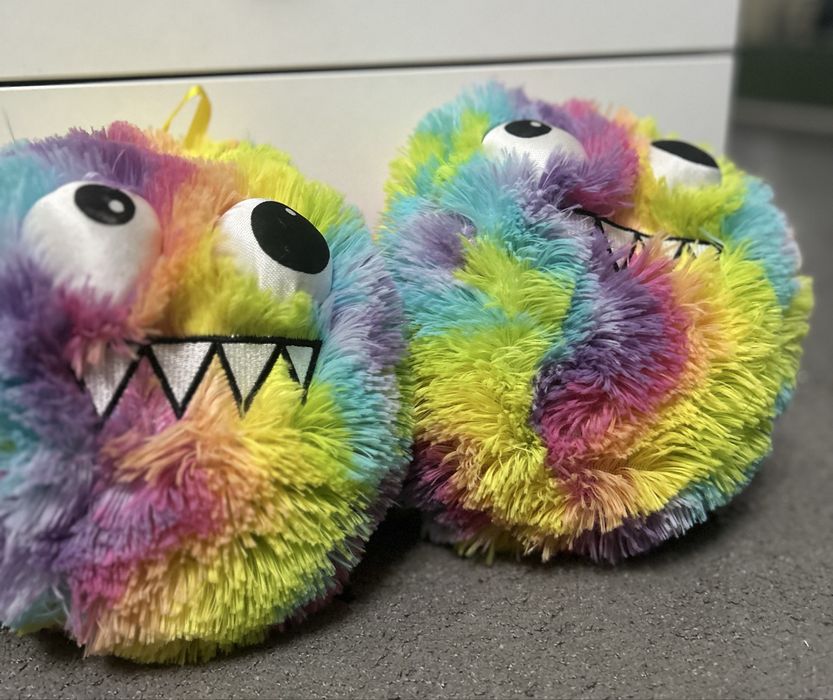 2 mingii colorate cu fata de monstru